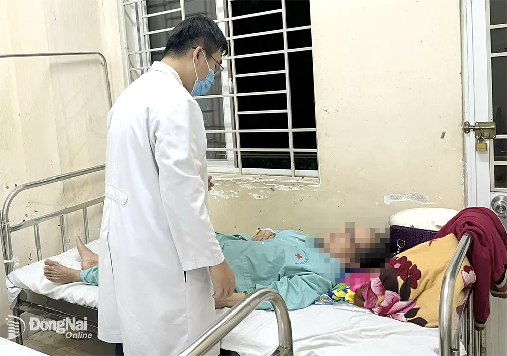 Bác sĩ Bệnh viện Đa khoa khu vực Long Khánh khám cho người bị ngộ độc sau khi ăn bánh mì tại cơ sở Băng. Ảnh: Bích Nhàn