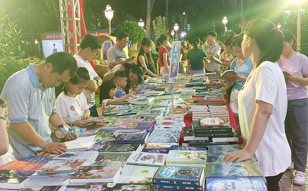 Bạn đọc trên địa bàn thành phố Biên Hòa đến với không gian sách tại công viên Biên Hùng vào tháng 4-2024. Ảnh: L.Na