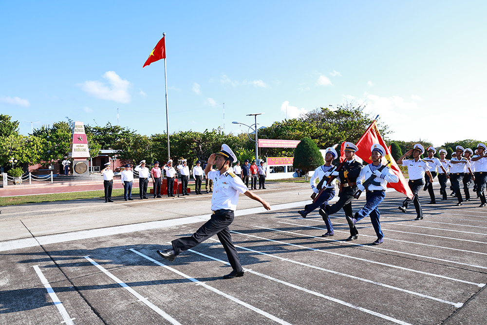 Các đại biểu của đoàn công tác dự một buổi lễ chào cờ thiêng liêng trên đảo Trường Sa Lớn. 