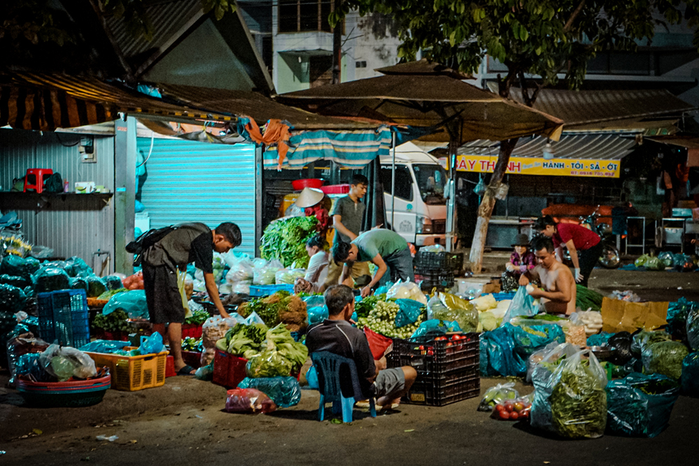 Tiểu thương trong chợ Biên Hòa chuẩn bị hàng hóa, rau củ vào giữa đêm để chuẩn bị cho buổi họp chợ vào sáng mai.