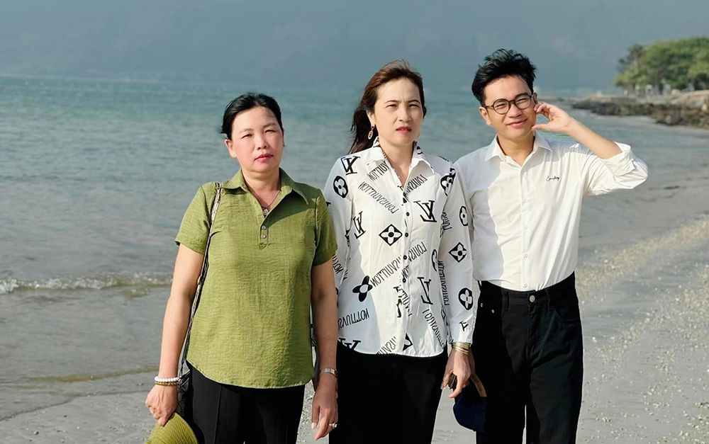 Khánh Duy đưa mẹ và cô ruột đi tham quan Côn Đảo.