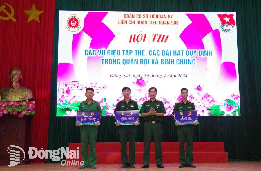Thượng tá Mai Xuân Chính trao giải cho các đội tham gia hội thi. Ảnh: ĐVCC