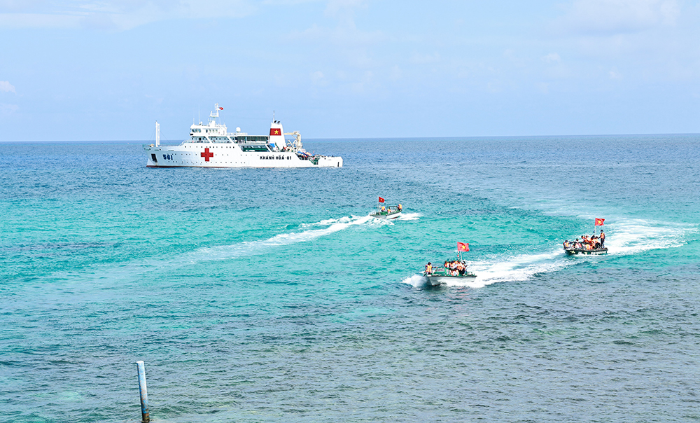 Các xuồng cao tốc đưa đoàn công tác của tỉnh Đồng Nai vào thăm đảo Đá Tây C
từ tàu Khánh Hòa-01.