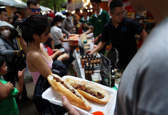 Bánh mì thịt nướng là món bánh mì hấp dẫn người dân và khách du lịch trong Lễ hội bánh mì Việt Nam lần thứ 2 năm 2024. Ảnh: Hồng Đạt - TTXVN

