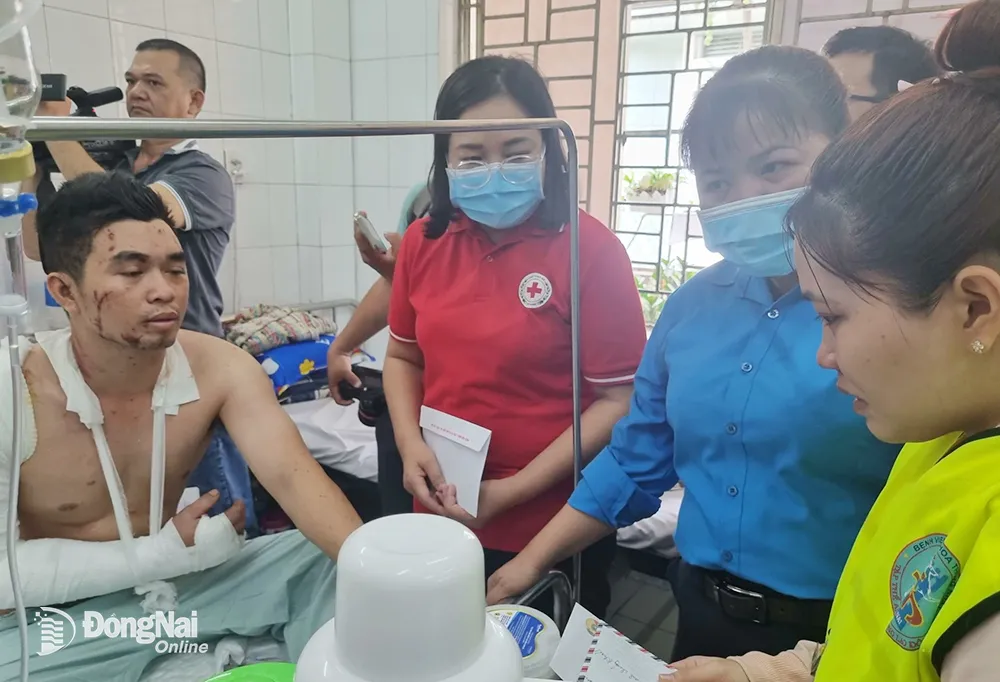 Hội Chữ thập đỏ tỉnh, Liên đoàn Lao động tỉnh và Công đoàn huyện Vĩnh Cửu thăm hỏi sức khỏe công nhân