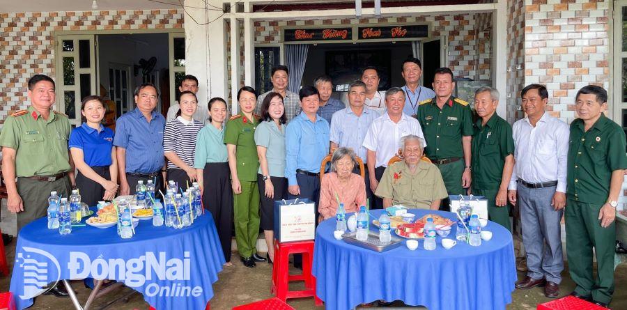 Phó bí thư thường trực Tỉnh ủy Hồ Thanh Sơn và đoàn công tác tặng quà động viên chiến sĩ Điện Biên Trần Thị Thực, 88 tuổi và Vũ Ngọc Chản, 93 tuổi, ngụ ấp 5, Trà Cổ, Tân Phú. Ảnh: Minh Long