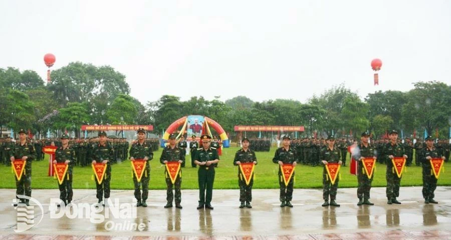 Thiếu tướng Nguyễn Hồng Phong, Tư lệnh Binh chủng Pháo binh trao cờ lưu niệm cho các đội dự thi. Ảnh: ĐVCC