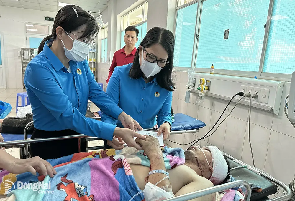Lãnh đạo Liên đoàn Lao động tỉnh đến thăm công nhân bị nổ bình hơi tại bệnh viện. Ảnh: Nguyễn Hòa
