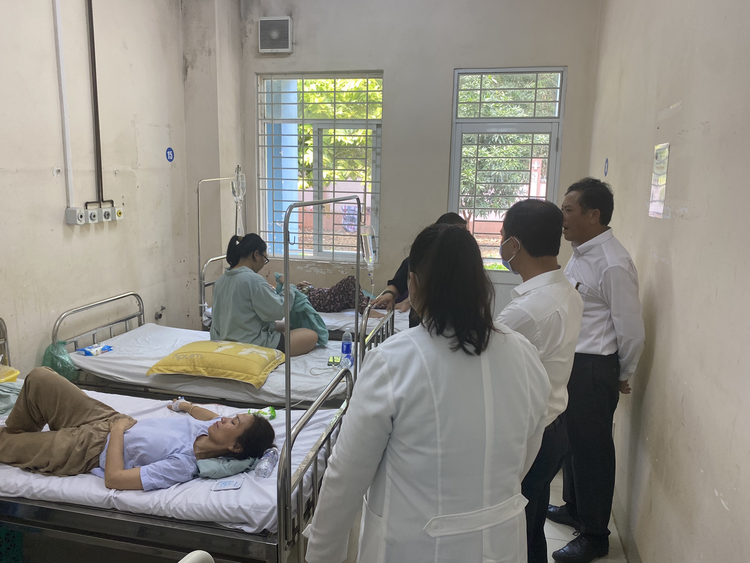 Lãnh đạo thành phố Long Khánh thăm các bệnh nhân đang điều trị tại bệnh viện. Ảnh: CTV