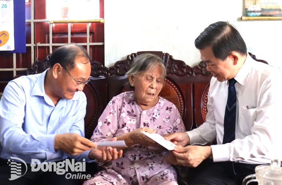 Trưởng đoàn công tác và thành viên thăm, động viên tặng quà chiến sĩ Điện Biên Hoàng Thị Đài, 89 tuổi, ngụ ấp 3, xã An Phước. Ảnh: Nguyệt Hà