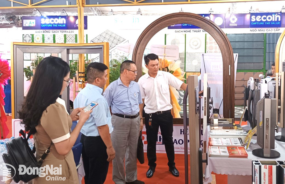 Các doanh nghiệp, khách hàng tham quan Hội chợ SACABUILD Đồng Nai.