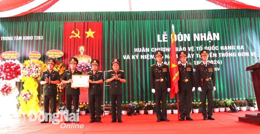 Thừa ủy quyền của Chủ tịch nước, Trung tướng Trần Minh Đức gắn và trao Huân chương cho T263. Ảnh: Nam Anh 