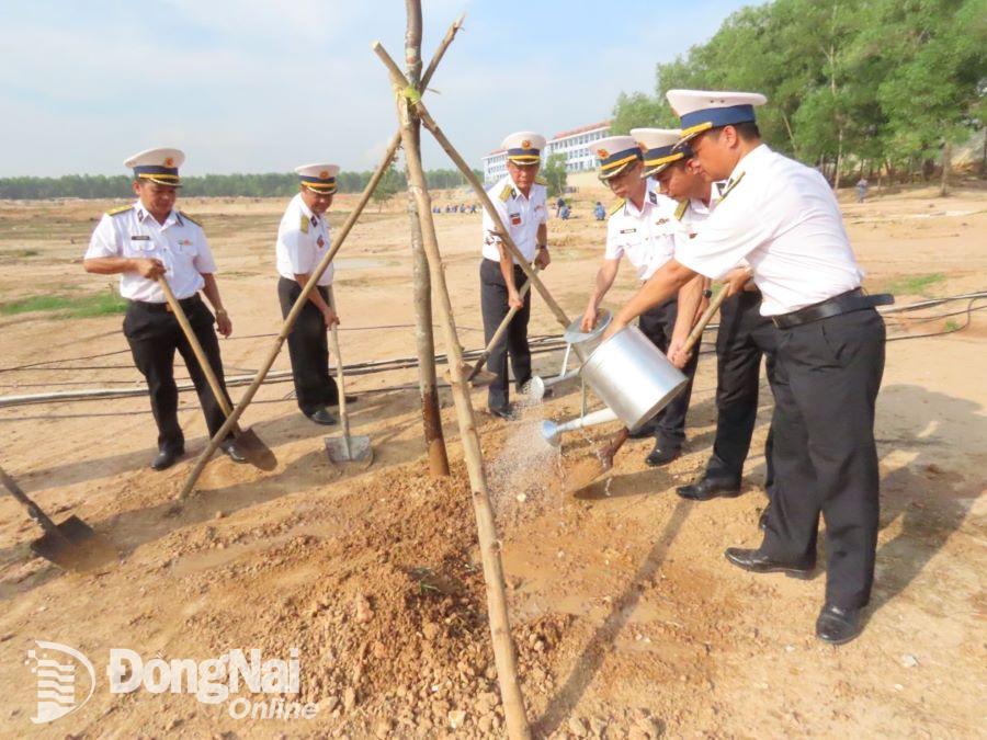 Cán bộ, chiến sỹ Trung tâm Huấn luyện Vùng 2 Hải quân đóng tại Đồng Nai trồng cây xanh. Ảnh: Cường Thắng