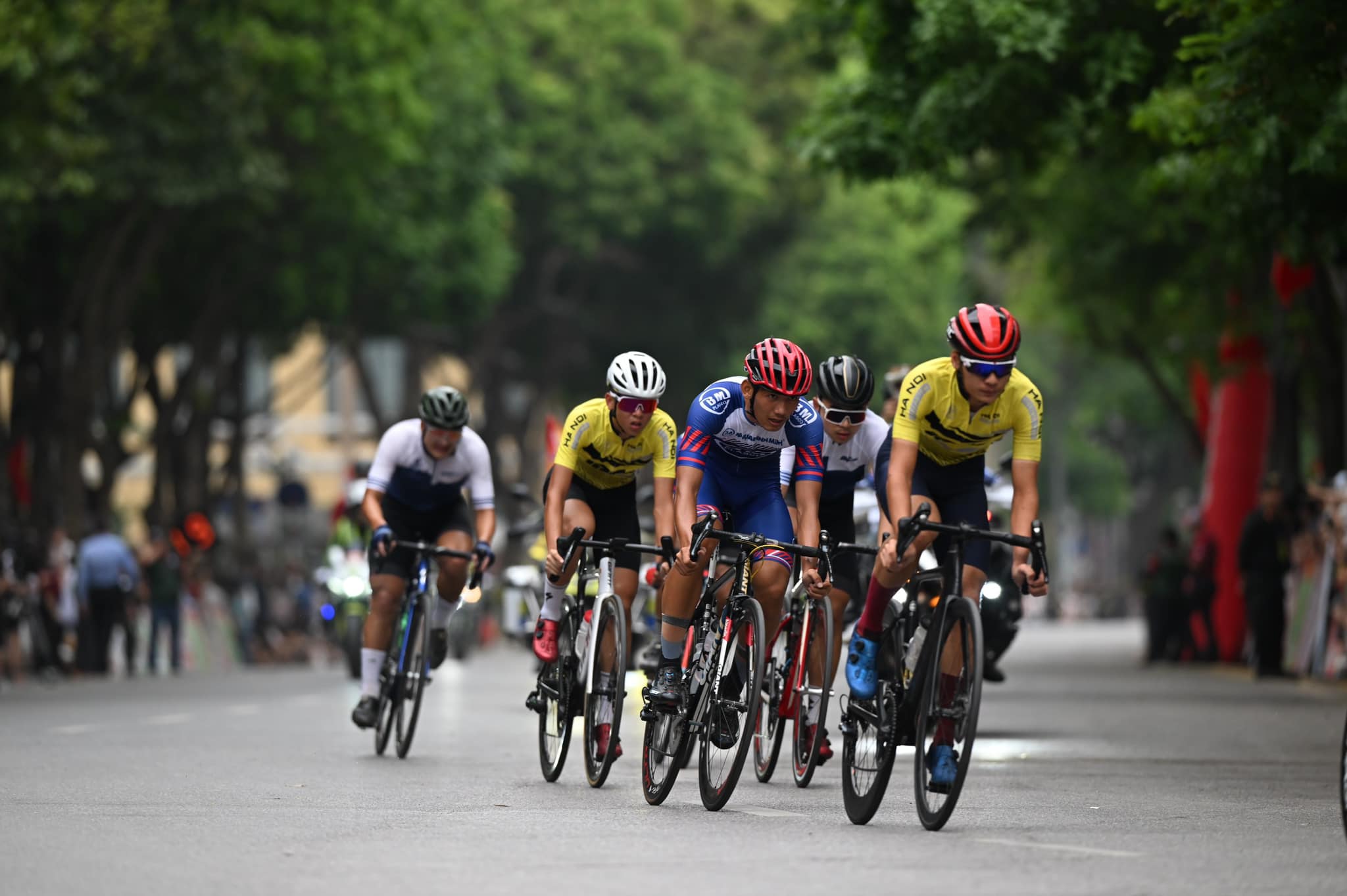 Các tay đua tranh tài vòng 1 - vòng quanh hồ Hoàn Kiếm. Ảnh: Cycling News