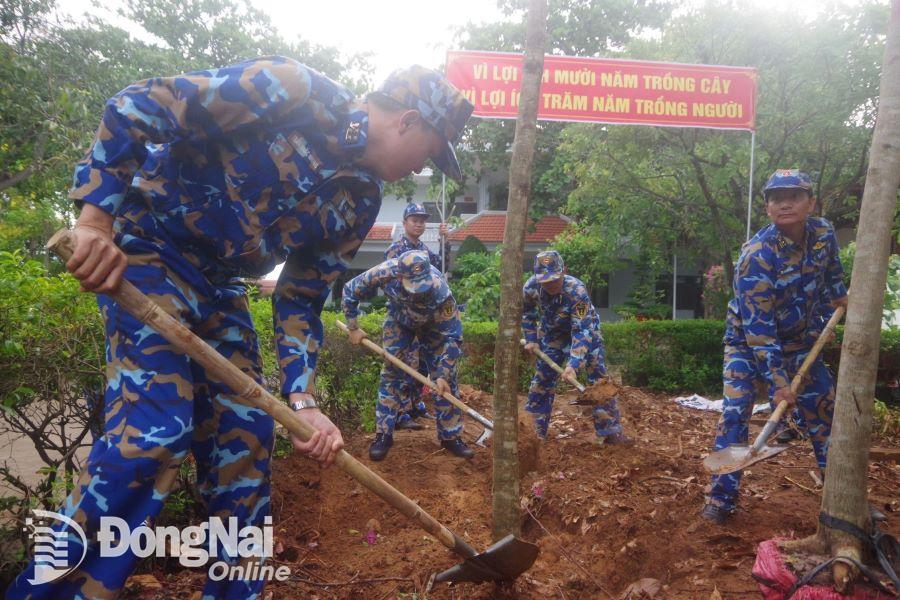 Cán bộ, chiến sỹ các đơn vị trong Vùng 2 hưởng ứng lễ phát động trồng cây xanh. Ảnh: Cường Thắng