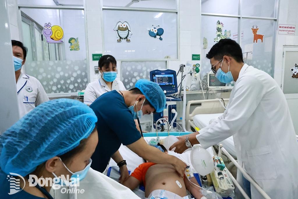 Các bác sĩ Bệnh viện nhi đồng Đồng Nai đang điều trị tích cực cho một trường hợp bệnh nhi bị nặng nhất được chuyển từ thành phố Long Khánh lên. Ảnh: Công Nghĩa