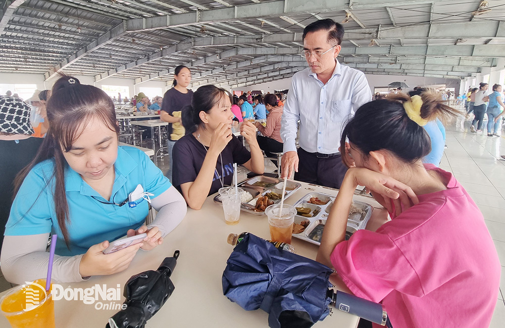 Đại diện Liên đoàn Lao động tỉnh giám sát bữa ăn giữa ca của công nhân lao động. Ảnh: Lan Mai