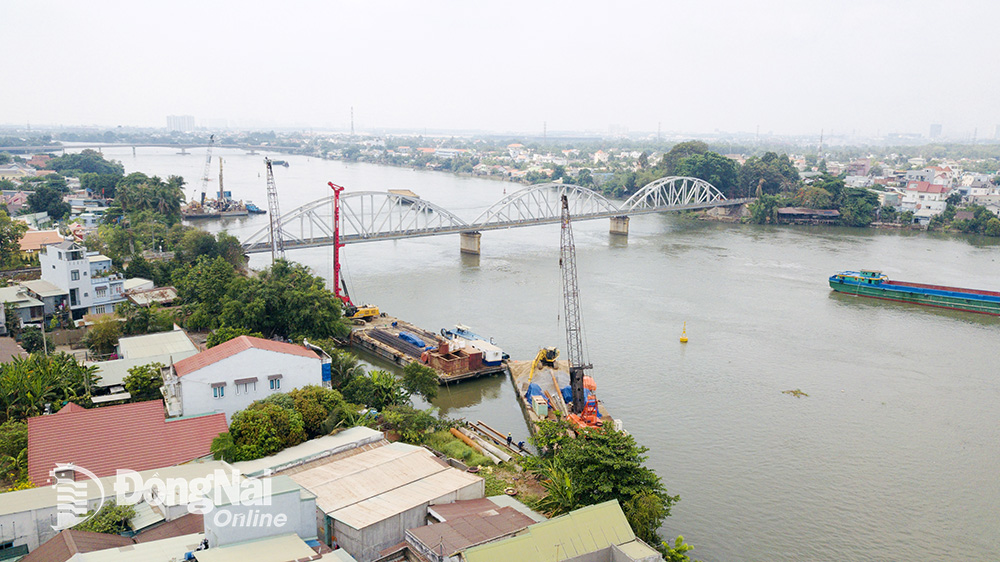 Công trình kè bờ sông Cái đang được thi công. Ảnh: C.Nghĩa