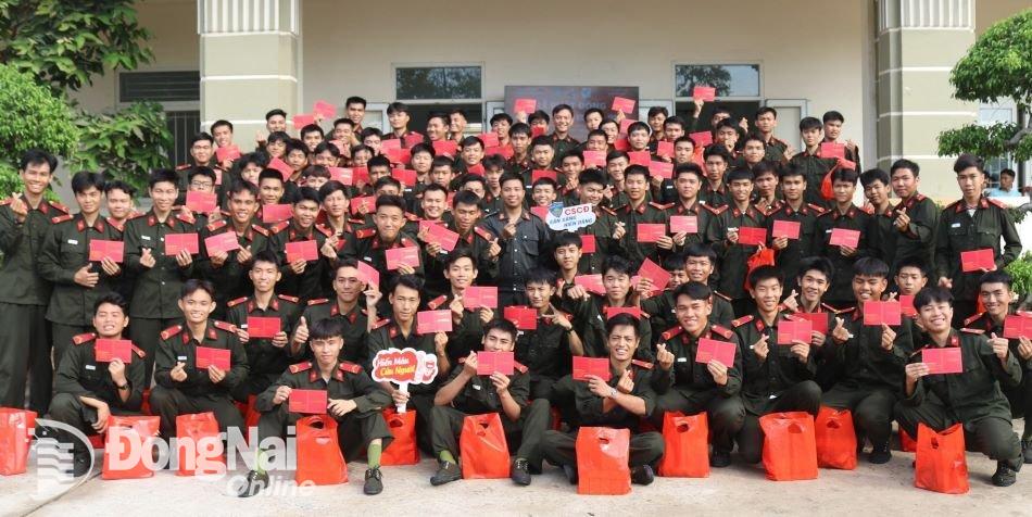 Thanh niên các đơn vị công an, quân đội tham gia hiến trên 450 đơn vị máu