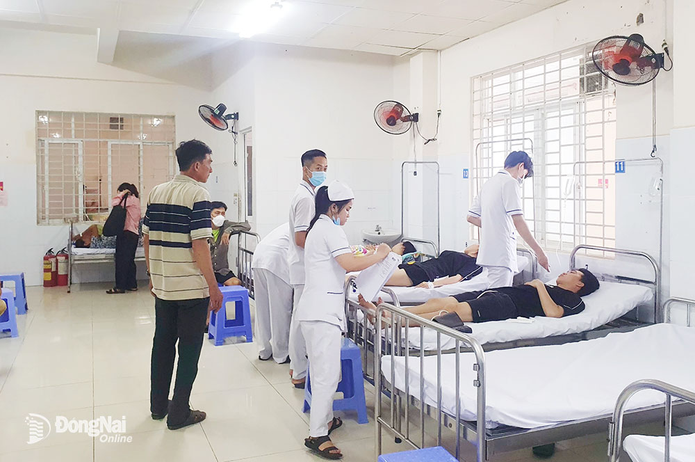 Các y bác sĩ Bệnh viện Đa khoa khu vực Long Khánh tập trung lực lượng cứu chữa các bệnh nhân bị ngộ độc. Ảnh: Hoàn Lê