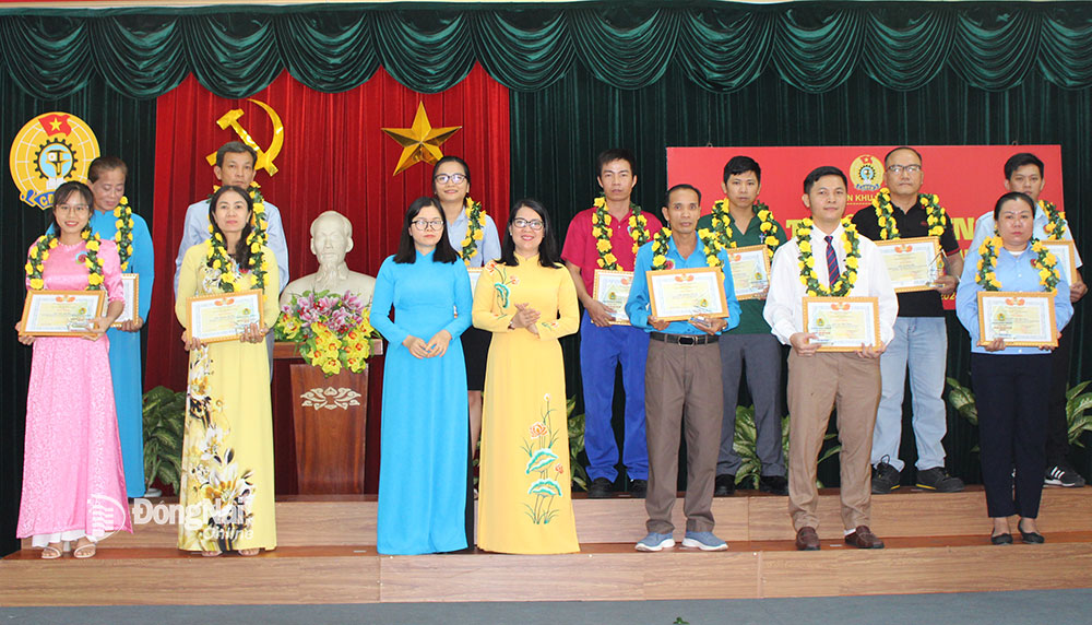 Công đoàn Khu công nghiệp Biên Hòa khen thưởng các đoàn viên Công đoàn tiêu biểu trong Tháng Công nhân năm 2024. Ảnh:H.Dung