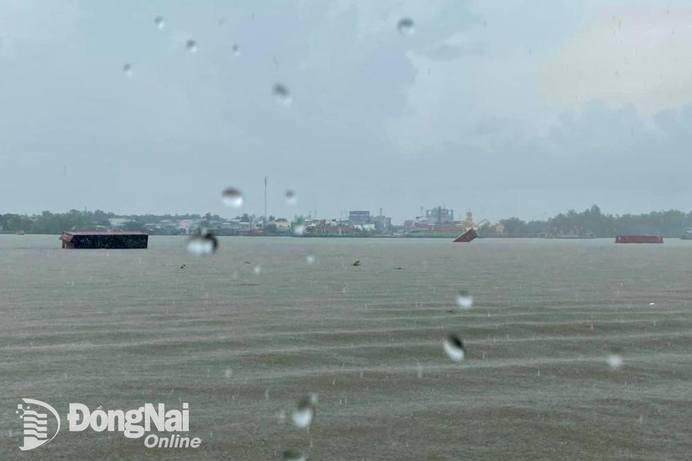 Các thùng container trôi nổi trên sông Đồng Nai. Ảnh: CTV