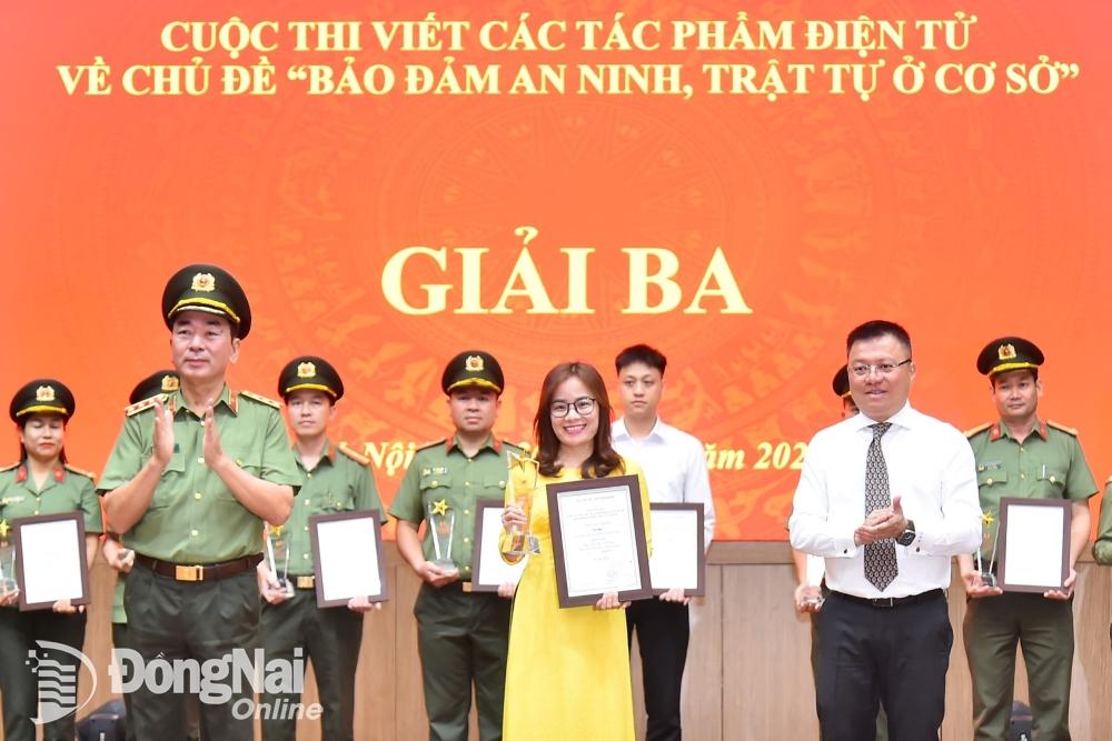 Phóng viên Tố Tâm của Báo Đồng Nai nhận giải ba thể loại báo điện tử với tác phẩm “Huy động sức dân, kéo giảm tội phạm.