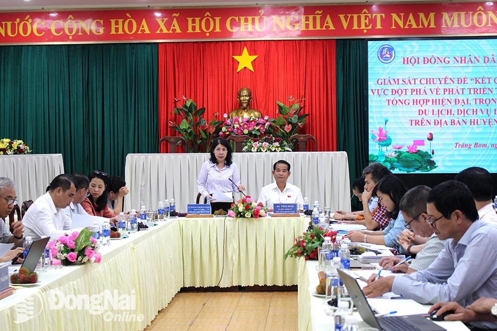 Phó chủ tịch HĐND tỉnh Hoàng Thị Bích Hằng phát biểu tại buổi giám sát