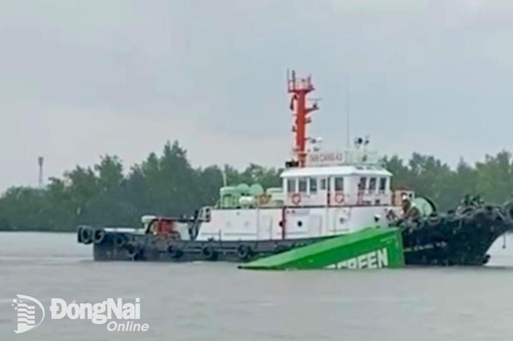 Lực lượng chức năng tiếp cận, di dời các thùng container về cảng Cát Lái (Thành phố Hồ Chí Minh). Ảnh: CTV