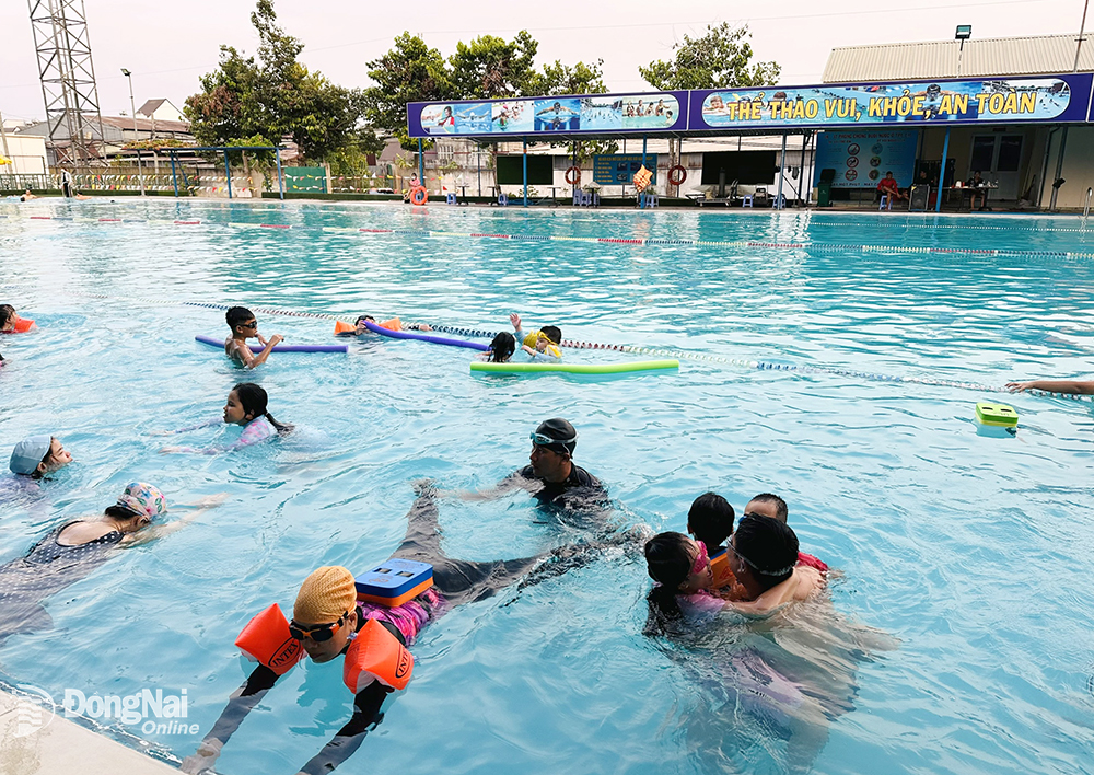 Nhiều trẻ em được cha mẹ cho đi học bơi nhằm phòng tránh tai nạn đuối nước.

