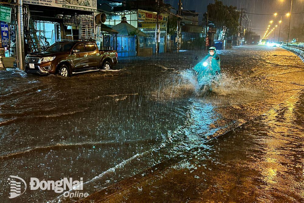 Nước ngập lênh láng trên đường Nguyễn Ái Quốc (phường Hóa An, thành phố Biên Hòa) hướng từ tỉnh Đồng Nai đi tỉnh Bình Dương. Ảnh: Đăng Tùng