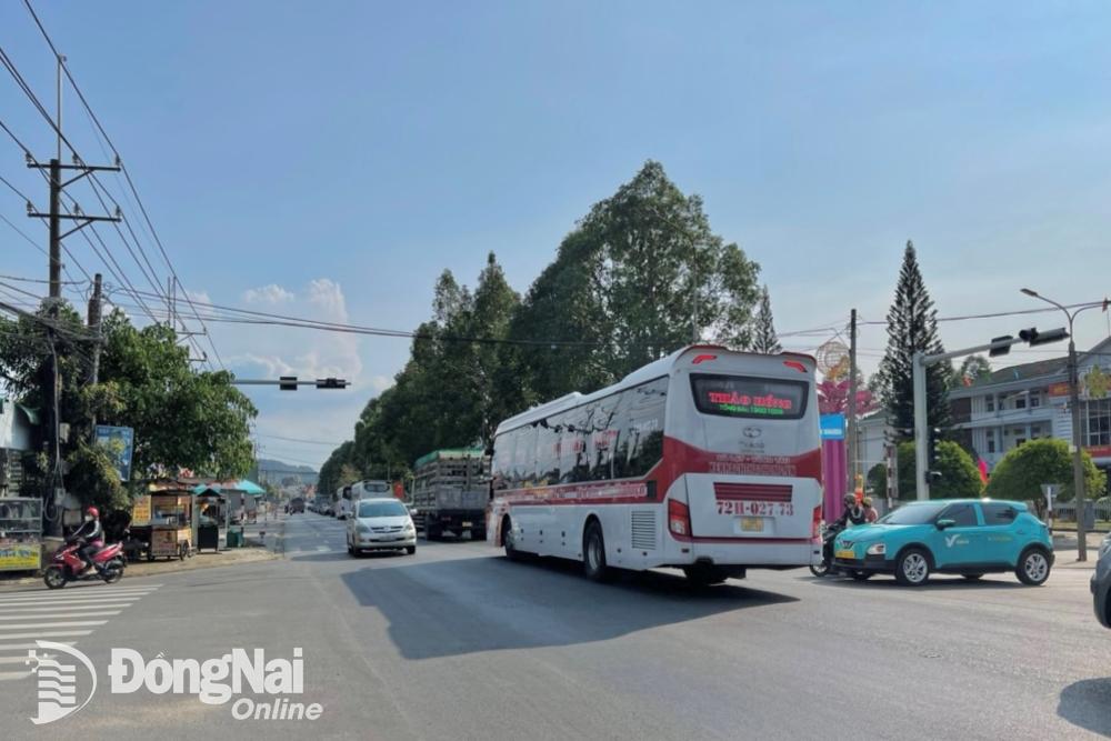 Lượng xe cũng gia tăng dần trên quốc lộ 20 ở hướng từ tỉnh Lâm Đồng đi tỉnh Đồng Nai đoạn qua huyện Định Quán. Ảnh: Tuấn Bình