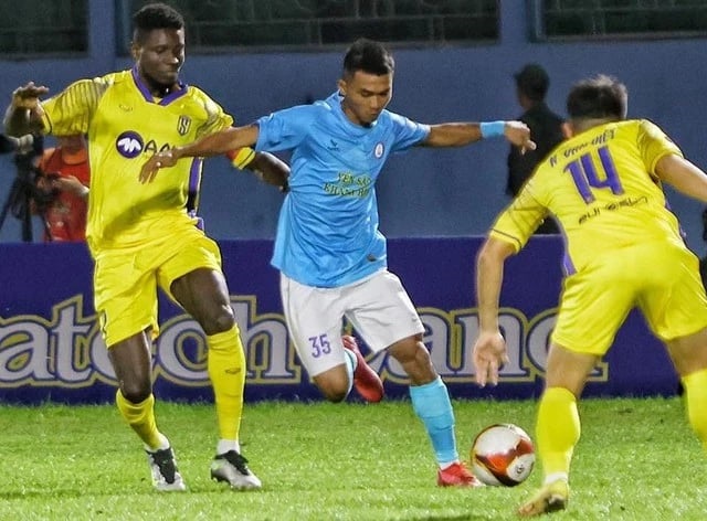 Khánh Hòa (áo xanh) có đòi được món nợ lượt đi để rút ngắn khoảng cách với SLNA?