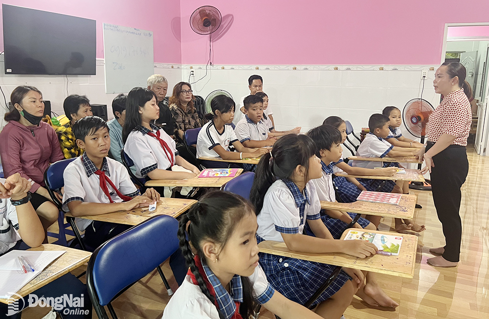 Lớp học ngoại ngữ miễn phí dành cho học sinh nghèo, trẻ mồ côi do Ủy ban MTTQ Việt Nam xã Phước An (huyện Nhơn Trạch) cùng Trạm y tế xã tổ chức. 