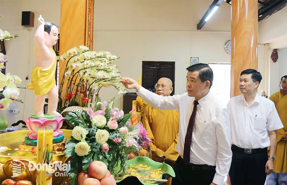 Bí thư Tỉnh ủy Nguyễn Hồng Lĩnh cùng thượng tọa Thích Huệ Khai thực hiện nghi thức tắm Phật mừng lễ Phật đản. Ảnh: Sông Thao