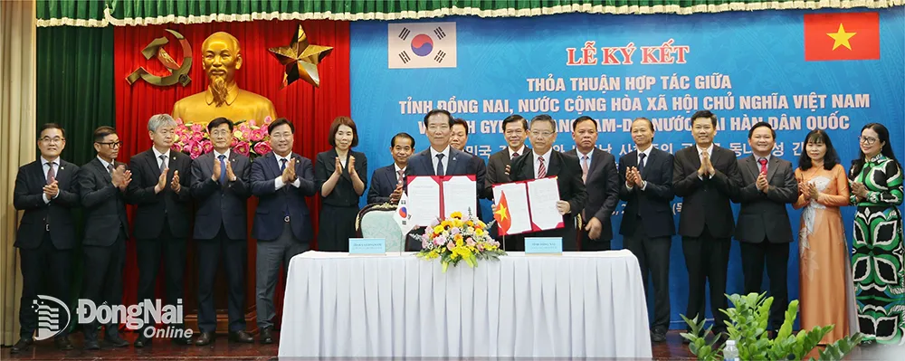 Lãnh đạo tỉnh Gyeongnam và tỉnh Đồng Nai chứng kiến các địa phương của 2 tỉnh ký kết thỏa thuận hợp tác. Ảnh: Sông Thao