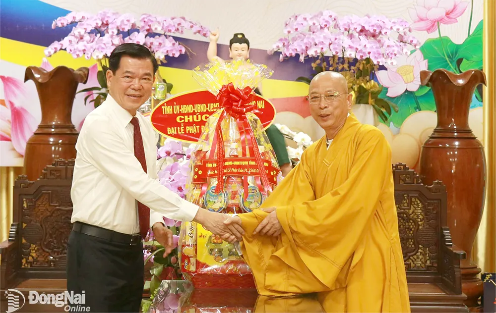 Bí thư Tỉnh ủy Nguyễn Hồng Lĩnh tặng quà chúc mừng Đại lễ Phật đản Phật lịch 2568 - dương lịch 2024 đến thượng tọa Thích Huệ Khai. Ảnh: Sông Thao
