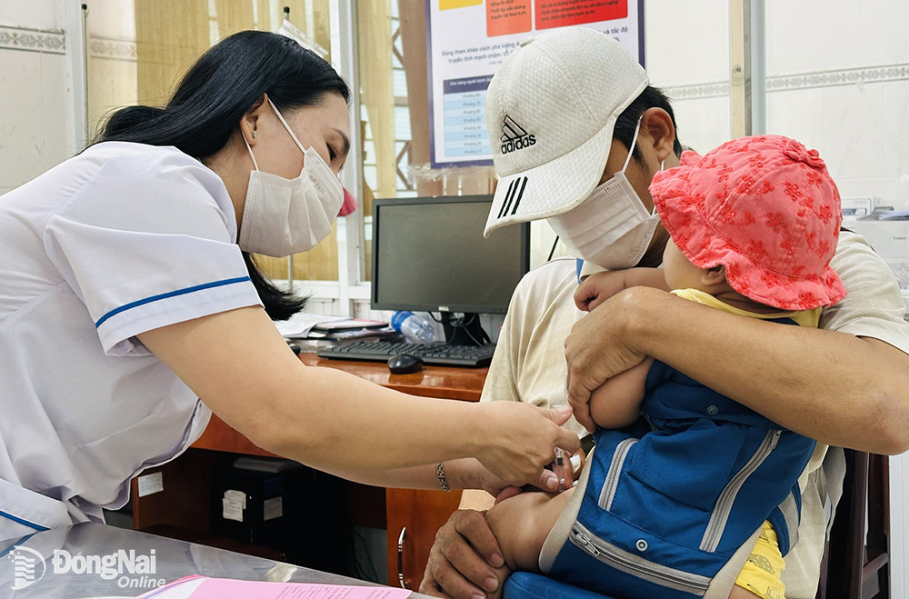 Tiêm vaccine phòng bệnh cho trẻ em tại Trung tâm Kiểm soát bệnh tật tỉnh. 