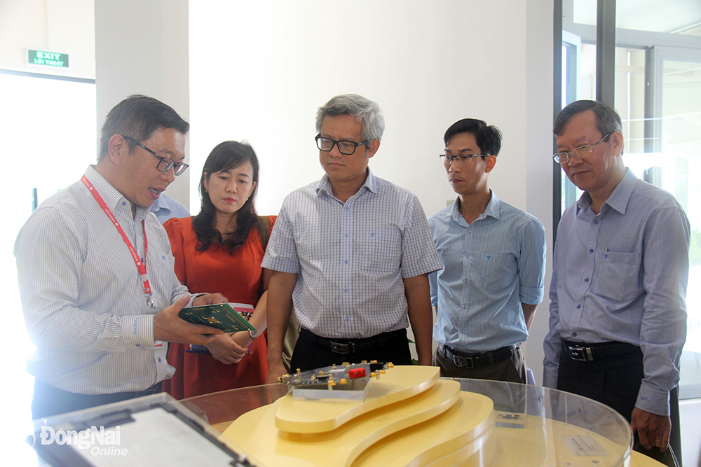 Đoàn công tác của Đồng Nai tham quan, học tập kinh nghiệm tại Trung tâm vi mạch bán dẫn ESC (Khu công nghệ cao Thành phố Hồ Chí Minh). (Ảnh: Hải Quân)