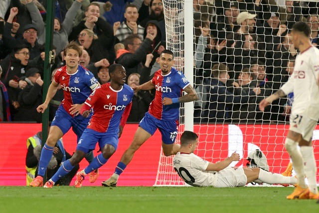 Manchester United thua sốc 0-4 trước Crystal Palace