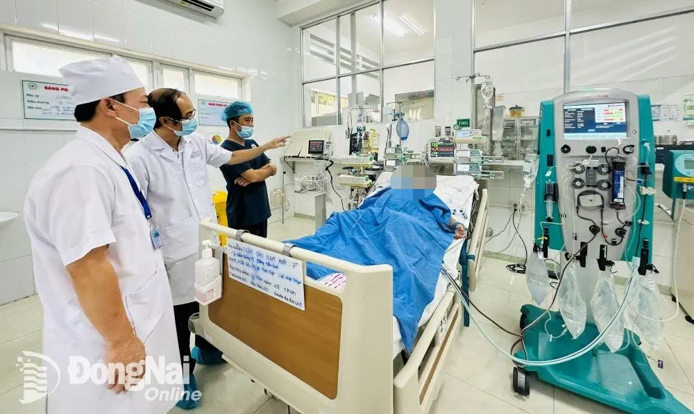 Các y, bác sĩ đang tiếp tục nỗ lực cứu chữa các bệnh nhi bị ngộ độc nặng và rất nặng tại Bệnh viện Nhi đồng Đồng Nai. Ảnh: H.Dung
