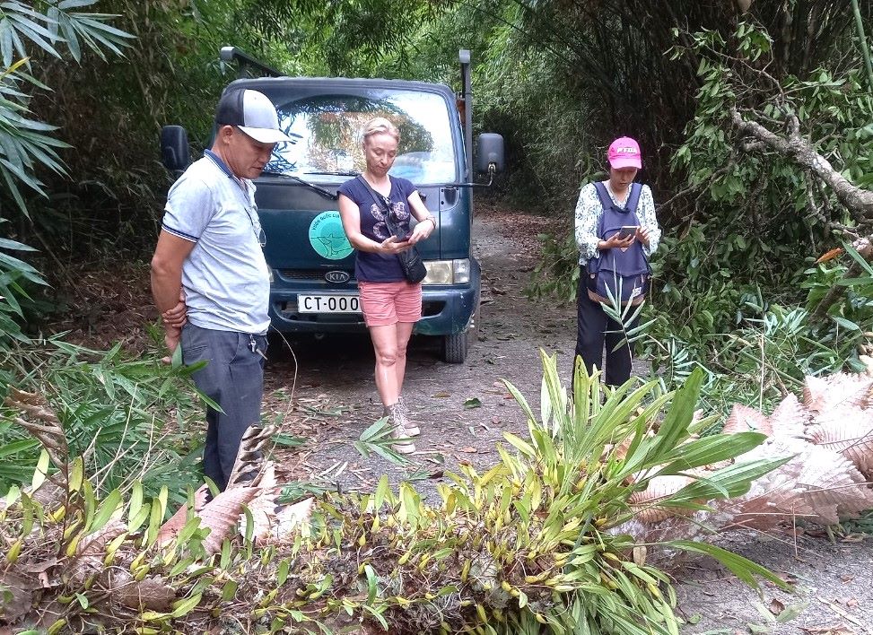 Khách du lịch nước ngoài trải nghiệm khám phá rừng tại Vườn quốc gia Cát Tiên. Ảnh: CTV.