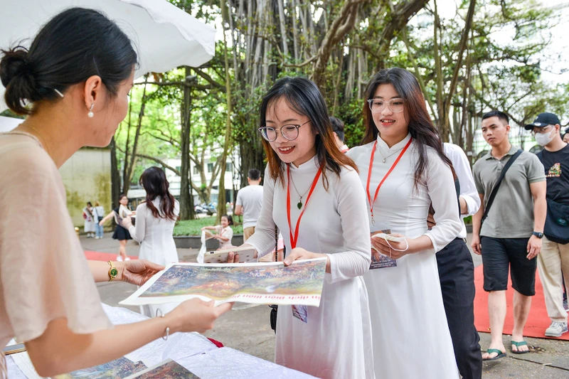 Báo Nhân Dân in thêm 100.000 bản phụ san tranh panorama tặng bạn đọc. (Ảnh: THẾ ĐẠI)
