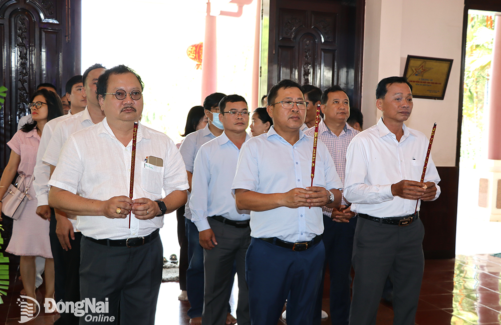 Ban lãnh đạo Cơ quan thường trực Báo Nhân Dân tại Thành phố Hồ Chí Minh dâng hương tại Đền thờ liệt sĩ huyện Nhơn Trạch