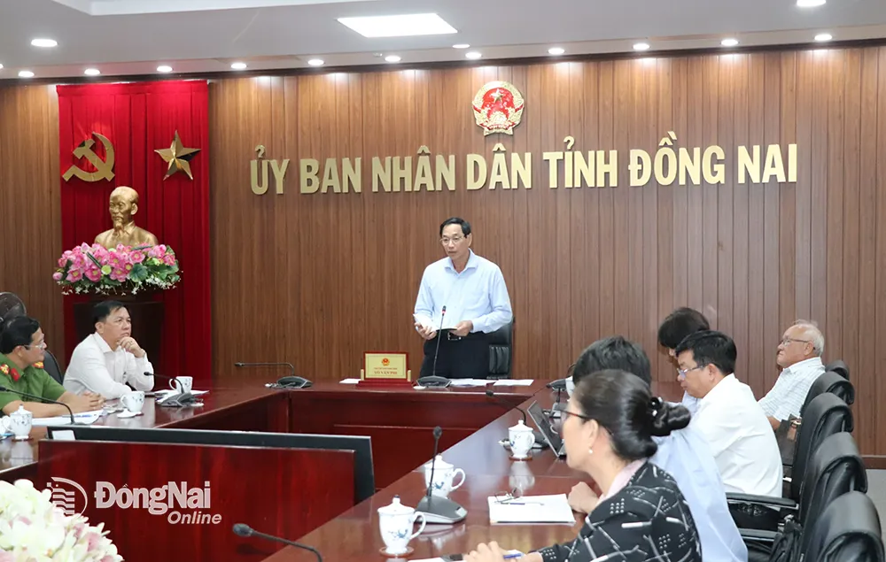Phó chủ tịch UBND tỉnh Võ Văn Phi phát biểu tại điểm cầu Đồng Nai. Ảnh: An Nhơn