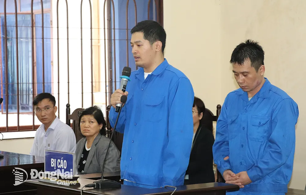Bị cáo Lê Dương (bên trái) và bị cáo Hoàng Văn Tính. Ảnh: An Nhơn