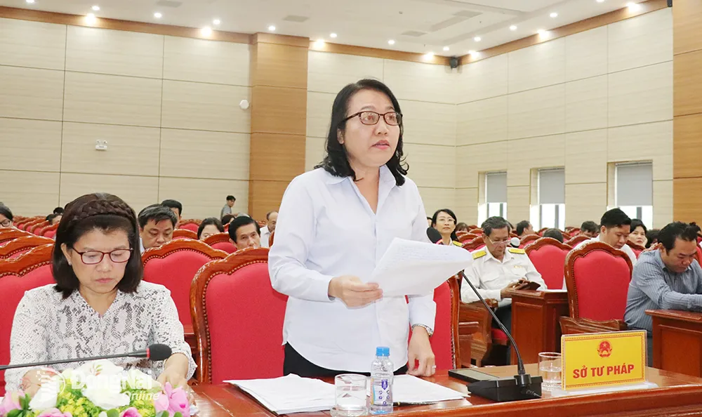 Phó giám đốc Sở Tư phấp Nguyễn Thị Kim Hương phát biểu ý kiến liên quan đến Luật Công chứng. Ảnh: An Nhơn