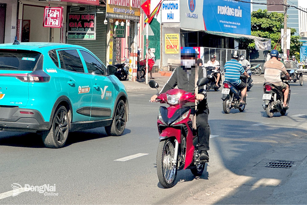 Người đi xe máy đi ngược chiều trên đường Phạm Văn Thuận (phường Tam Hòa, thành phố Biên Hòa). Ảnh: Đăng Tùng
