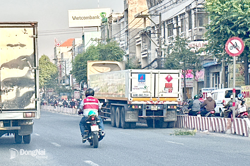 Người điều khiển xe máy đi vào làn xe ô tô (có biển cấm xe máy) trên quốc lộ 51 (phường Long Bình Tân, thành phố Biên Hòa). Ảnh: Đ.Tùng