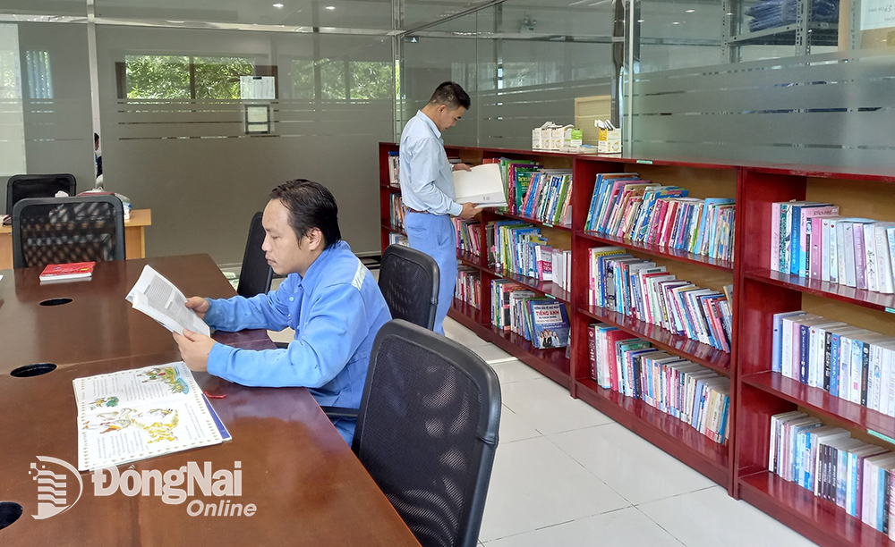 Công nhân của Công ty TNHH Posco VST đọc sách ở thư viện mini vào giờ nghỉ trưa. Ảnh: X.Mai